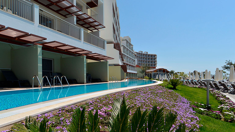 Akra Hotels Swim Up İki Yatak Odalı Aile Odası